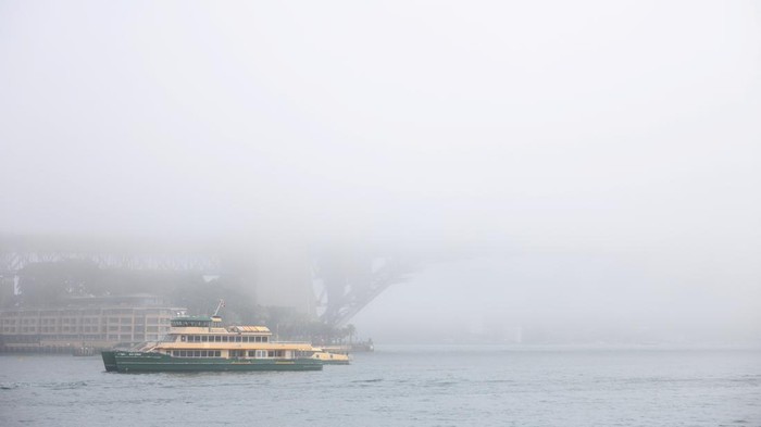 kabut-tebal-selimuti-sydney-feri-melintas-di-harbour-bridge-1787026416192_169