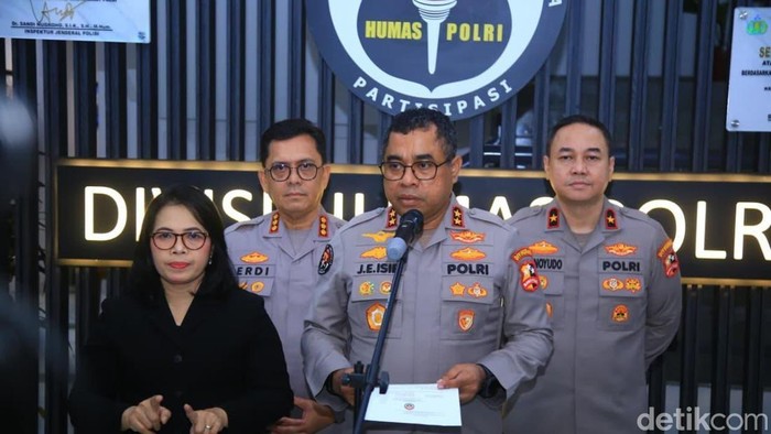 Polri Perkuat Penanganan Dampak Gempa NTT, Terjunkan SAR Brimob-Tim DVI