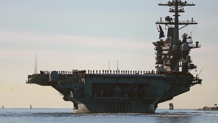 kapal-induk-as-uss-abraham-lincoln_169-1