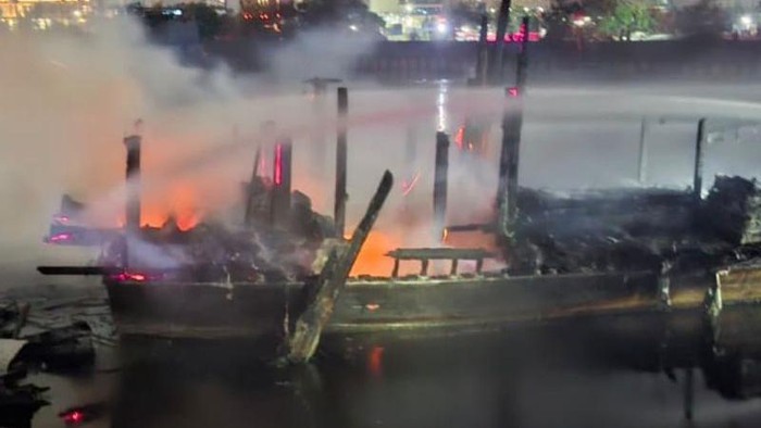 kapal-terbakar-di-dermaga-muara-baru-dokantara-1786638435261_169