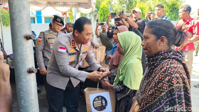 Kapolda NTT Salurkan 100 Paket Bantuan untuk Korban Gempa di Sikka