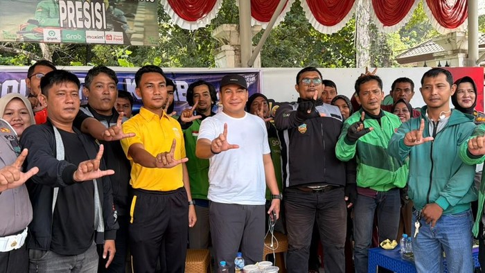 kapolda-riau-irjen-pol-herry-heryawan-duduk-bareng-komunitas-ojol-di-rest-area-ronggowarsito-pekanbaru-1786678600781_169