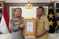 Kapolda Riau Beri Penghargaan Yayasan Pendukung Program Jembatan Merah Putih