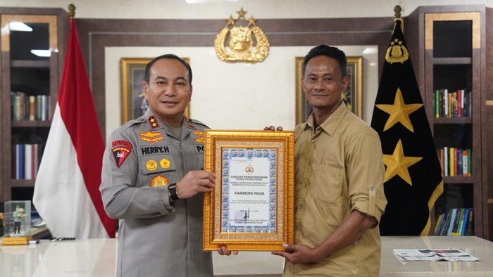 Kapolda Riau Beri Penghargaan Yayasan Pendukung Program Jembatan Merah Putih
