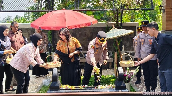 Kapolres Metro Depok Ziarah ke Makam Jenderal Hoegeng dan Eyang Meri