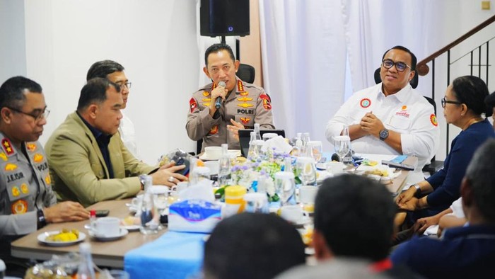 kapolri-jenderal-listyo-sigit-prabowo-berdialog-dengan-bos-bos-buruh-dalam-koalisi-besar-perjuangan-buruh-indonesia-kbpbi-1786099593774_169