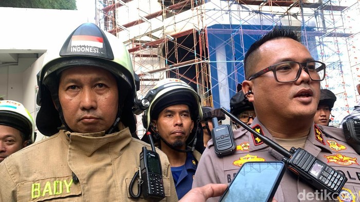 kapolsek-cikini-akbp-braiel-arnold-rondonuwu-dan-perwira-piket-damkar-subady-1785928065917_169