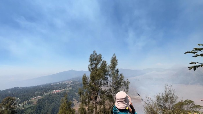 Kebakaran Bromo Merambat ke Bukit Kedasih, Wisata Sky Bridge Ditutup