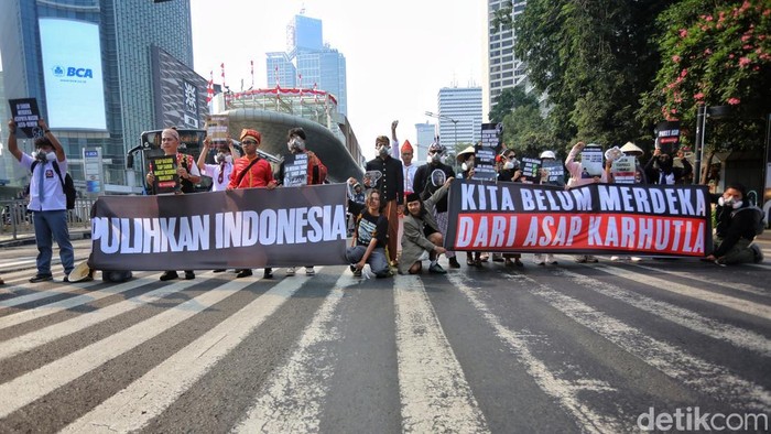Kecam Karhutla, Aktivis Gelar Aksi di Pelican Crossing Jakarta