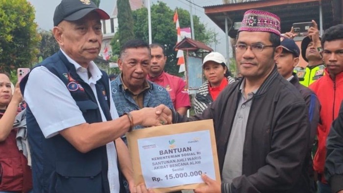 Wamensos Serahkan Santunan kepada Ahli Waris Korban Gempa Manggarai