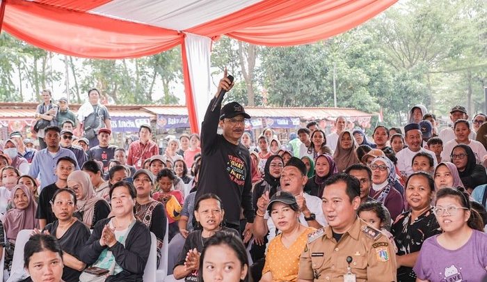 Hadiri Jamuan Rakyat di Kalijodo, Gus Ipul Bagikan Paket Sembako ke Warga