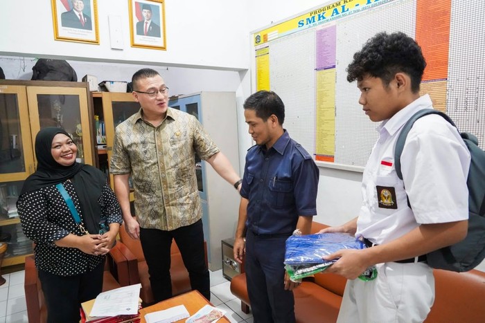 kenneth-dprd-dki-bantu-siswa-smk-al-irsyad-agar-kembali-belajar-tanpa-beban-biaya-1786372089822