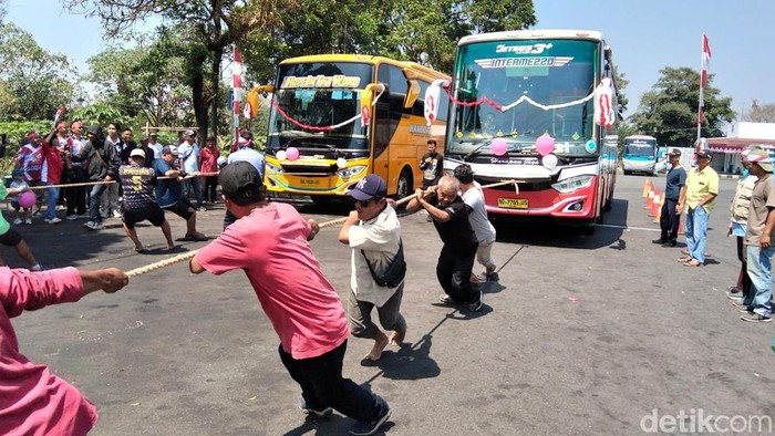 Ada Lomba Tarik Bus di Terminal Lebak Bulus, Warga dan Penumpang Bisa Ikut
