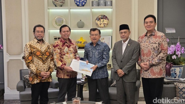 ketua-dpd-memberikan-undangan-sidang-tahunan-mpr-ke-jk-1785930226552_169