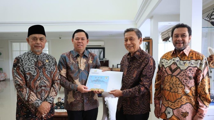 ketua-dpd-ri-sultan-baktiar-najamudin-menyambangi-kediaman-wakil-presiden-ke-11-ri-boediono-1786078635188_169