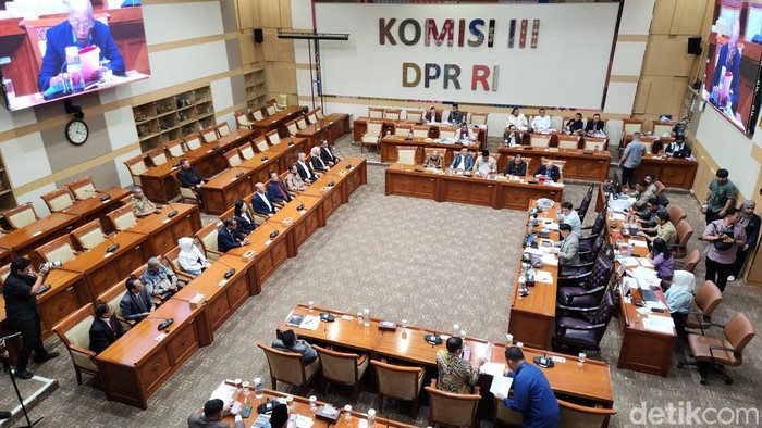 komisi-iii-dpr-menyetujui-11-calon-hakim-agung-dan-3-calon-hakim-ad-hoc-1786616723996_169