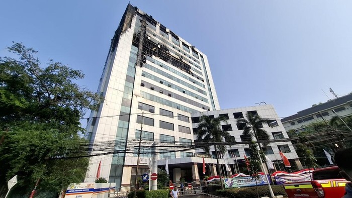Kebakaran Gedung Bapenda DKI Padam, 2 Mobil Damkar Tetap Siaga di Lokasi