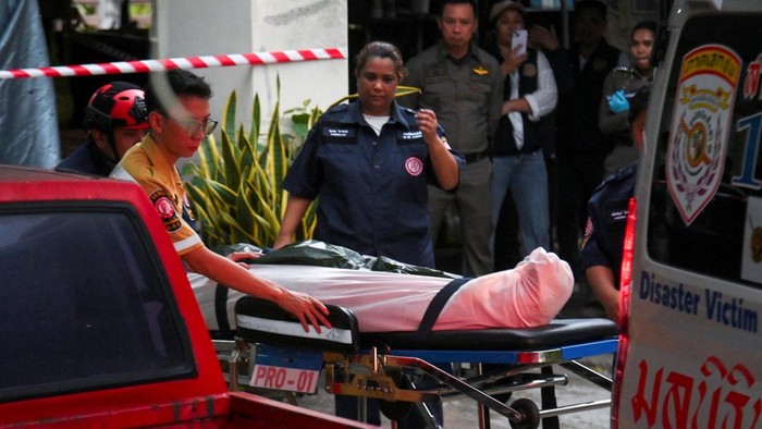 Lansia Tewas Ditembak Remaja di Thailand, Petugas Medis Evakuasi Jenazah