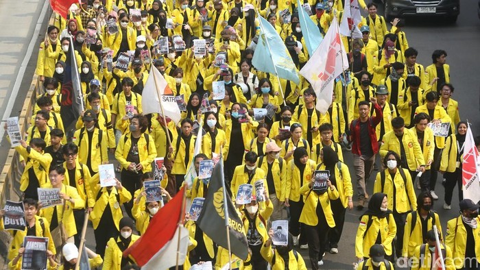 mahasiswa-ui-gelar-long-march-menuju-bundaran-hi-1781251727434_169