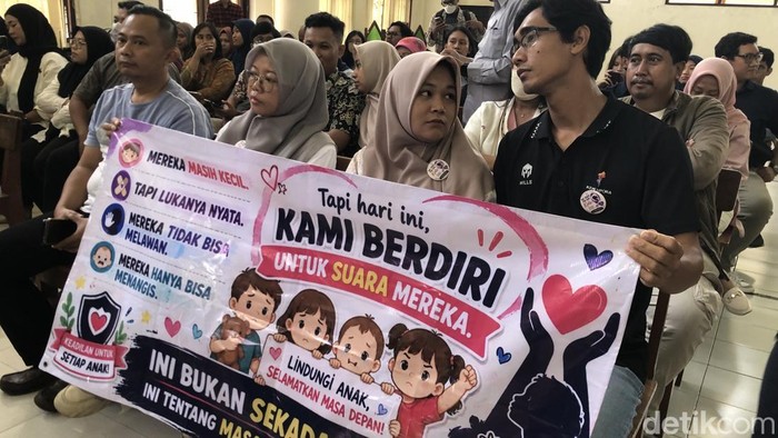 Bawa Spanduk, Massa Ortu Korban Hadiri Sidang Perdana Kasus Daycare Jogja