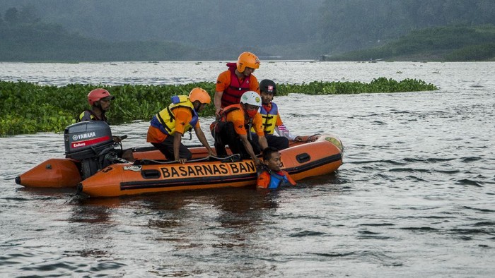 menjadi-pahlawan-kemanusiaan-di-perairan-10_169