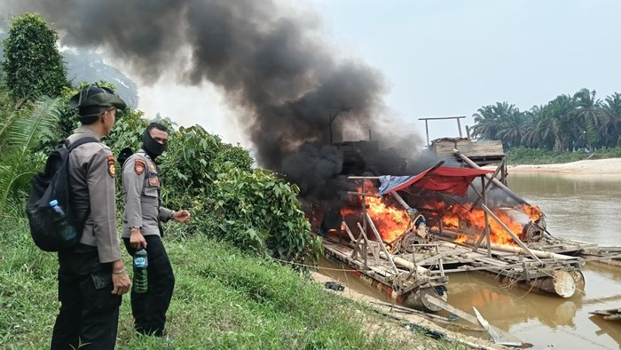 Operasi PETI Merah Putih Kuantan: 436 Rakit Dimusnahkan, 15 Tersangka Dijerat