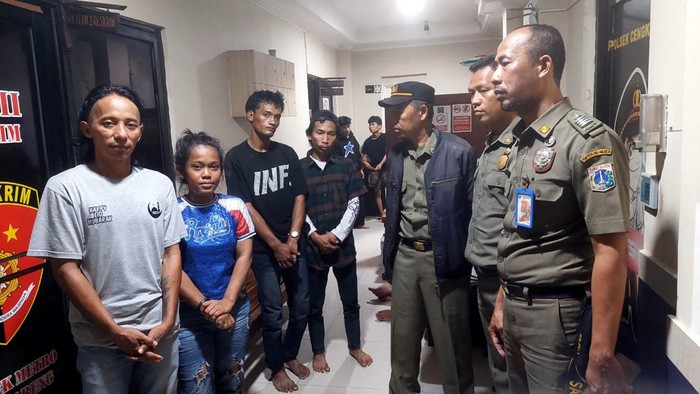 Tak Cuma Ganggu Lalin, ‘Pak Ogah’ Viral di Jakbar Juga Rusak Posko Satpol PP