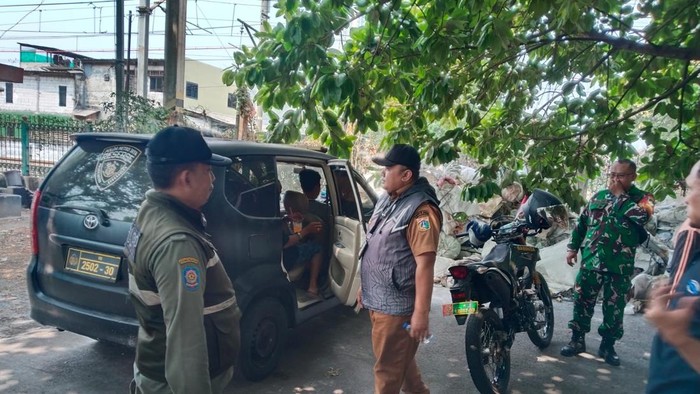 pak-ogah-yang-paksa-minta-uang-ke-pengendara-di-exit-tol-rawa-buaya-diamankan-dokistimewa-1786621197967_169