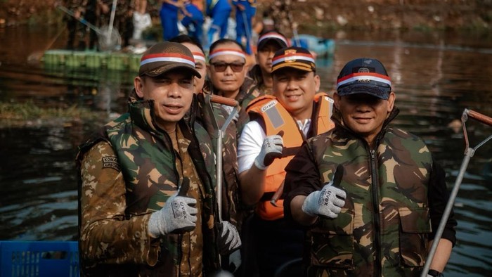 pangdam-jaya-bersama-kapolda-metro-jaya-pemprov-dki-dan-berbagai-elemen-masyarakat-menggelar-karya-bakti-bersih-bersih-sungai-1786790330572_169