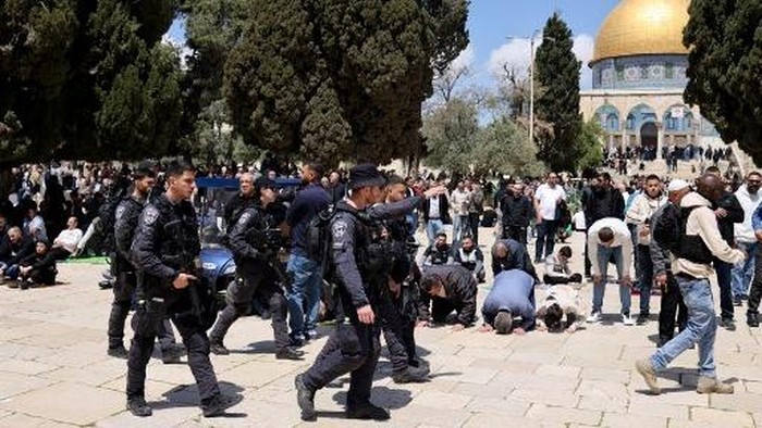 pasukan-keamanan-israel-dikerahkan-di-tengah-tengah-umat-muslim-di-kompleks-masjid-al-aqsa-pada-april-lalu-1778061756928_169