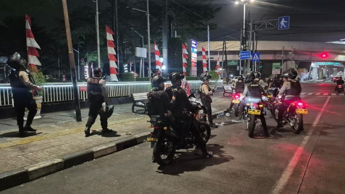 patroli-gabungan-brimob-polda-metro-jaya-dan-tim-perintis-polres-jakarta-timur-membubarkan-balap-liar-di-kawasan-taman-mini-ja-1786079956709_169