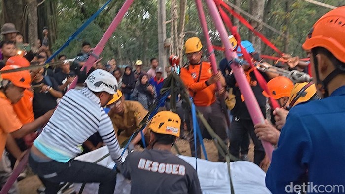 pemakaman-wanita-berbobot-300-kg-di-sragen-1785844745612_169
