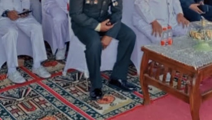 pemerintah-kecamatan-mawasangka-mendapat-sorotan-setelah-menggunakan-karpet-masjid-sebagai-alas-panggung-saat-hut-ke-81-ri-1787125363331_169