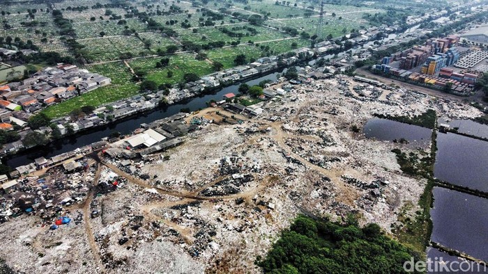 penampakan-gunungan-sampah-di-tps-liar-cilincing_169