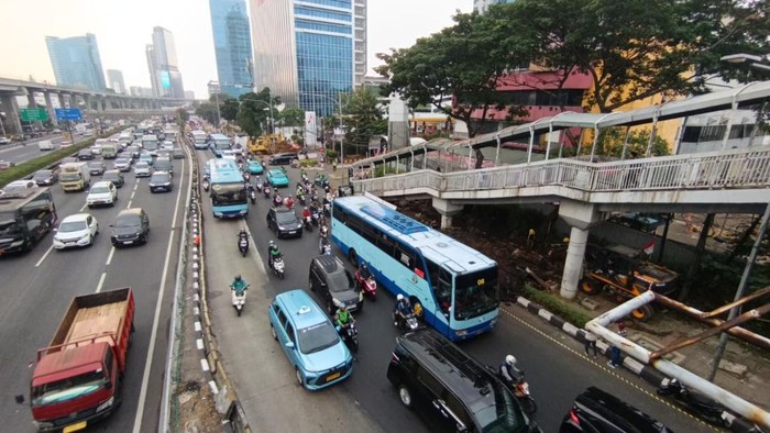 penampakan-separator-busway-di-pancoran-dicabut-sementara-karena-ada-proyek-jalan-dan-trotoar-shonyadetikcom-1787137817200_169