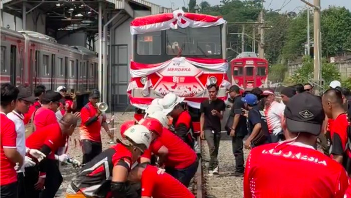 peringatan-hut-ke-81-kemerdekaan-ri-turut-dirayakan-kai-commuter-indonesia-kci-salah-satu-lomba-yang-digelar-ialah-lomba-tarik-1787138783868_169