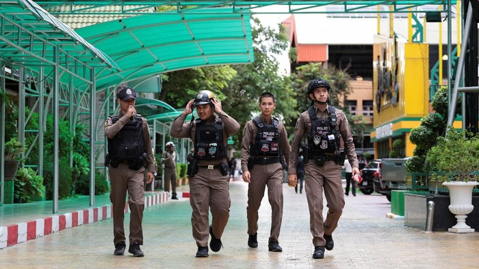 personel-kepolisian-berjaga-di-area-sekitar-sekolah-debsirin-nenthaburi-menyusul-insiden-penembakan-mematikan-1786079479524_169