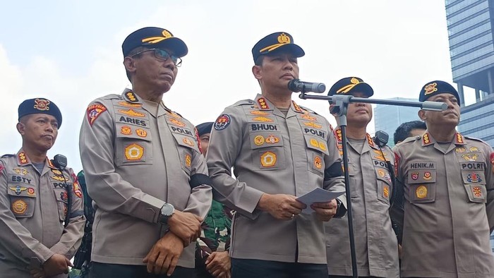 personel-polda-metro-jaya-menggelar-doa-bersama-untuk-korban-gempa-ntt-shonyadetikcom-1787028666340_169