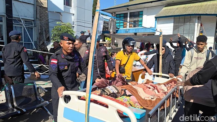 Polres Sikka dan Brimob Bangun Tenda Darurat di RSU Santo Gabriel Kewapante