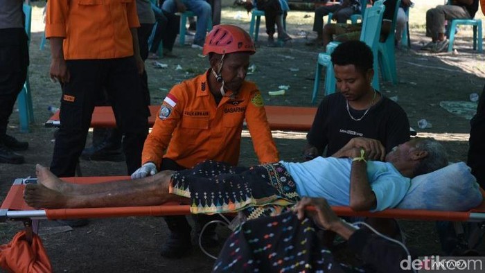 3 Lansia dan Balita Korban Gempa NTT Dievakuasi Pakai Heli ke Bandara Komodo