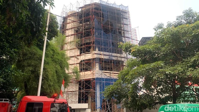 petugas-telah-mengevakuasi-sejumlah-orang-yang-terjebak-di-atap-bangunan-di-cikini-menteng-jakpus-kebakaran-para-pekerja-dieva-1785926356880_169