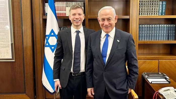 pm-israel-benjamin-netanyahu-bersama-anaknya-yair-netanyahu-1740375948085_169