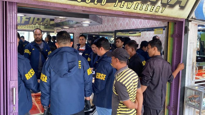 polda-riau-menggeledah-toko-emas-di-kampar-yang-diduga-menjual-hasil-peti-ratusan-gram-emas-disita-1786441938135_169