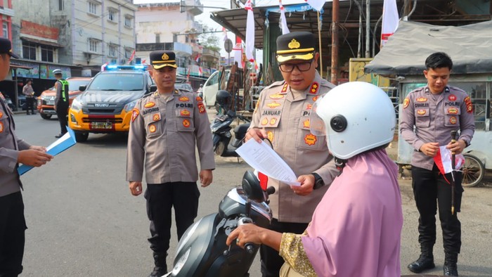 Semarak Kemerdekaan, Polda Sumsel Bagi Bendera Merah Putih ke Warga PALI