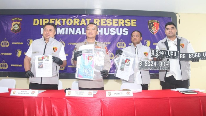 polda-sumsel-amankan-3-pelaku-penimbunan-5350-liter-solar-bersubsidi-1787198720455_169
