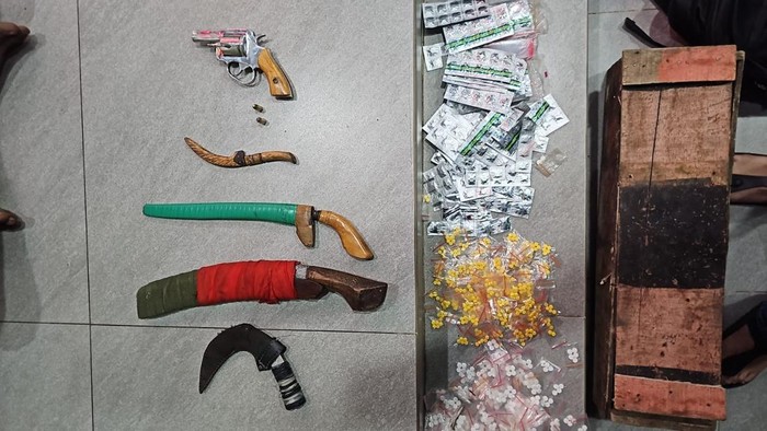 polisi-menangkap-3-pengedar-obat-keras-ilegal-di-wilayah-cigombong-bogor-ribuan-butir-hingga-senjata-api-senpi-rakitan-disita-1786796512944_169