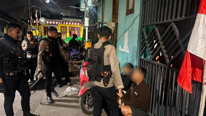 polisi-mengamankan-dua-orang-pemuda-yang-hendak-tawuran-di-lubang-buaya-jakarta-timur-1787201855181_169