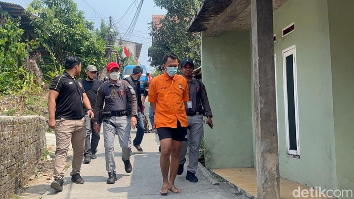 Polisi Reka Ulang Kasus Mutilasi Pria di Depok, Saepul Dihadirkan