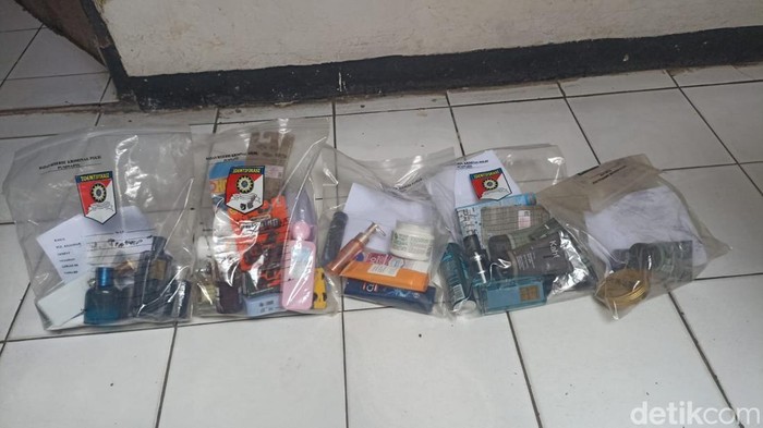 polisi-sita-barang-hasil-curian-pelaku-di-minimarket-bogor-1785931301115_169