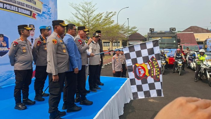 polres-serang-mengirim-64-tangki-air-untuk-membantu-warga-di-daerah-terdampak-kekeringan-1785995228316_169